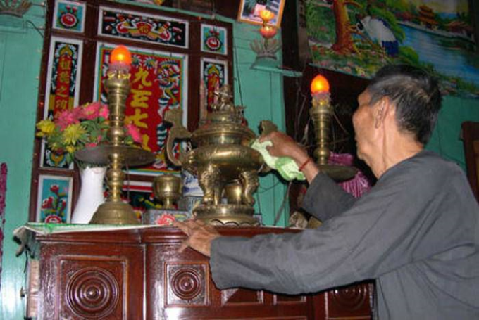 Có nên rút sạch chân nhang khi lau dọn bàn thờ không ?